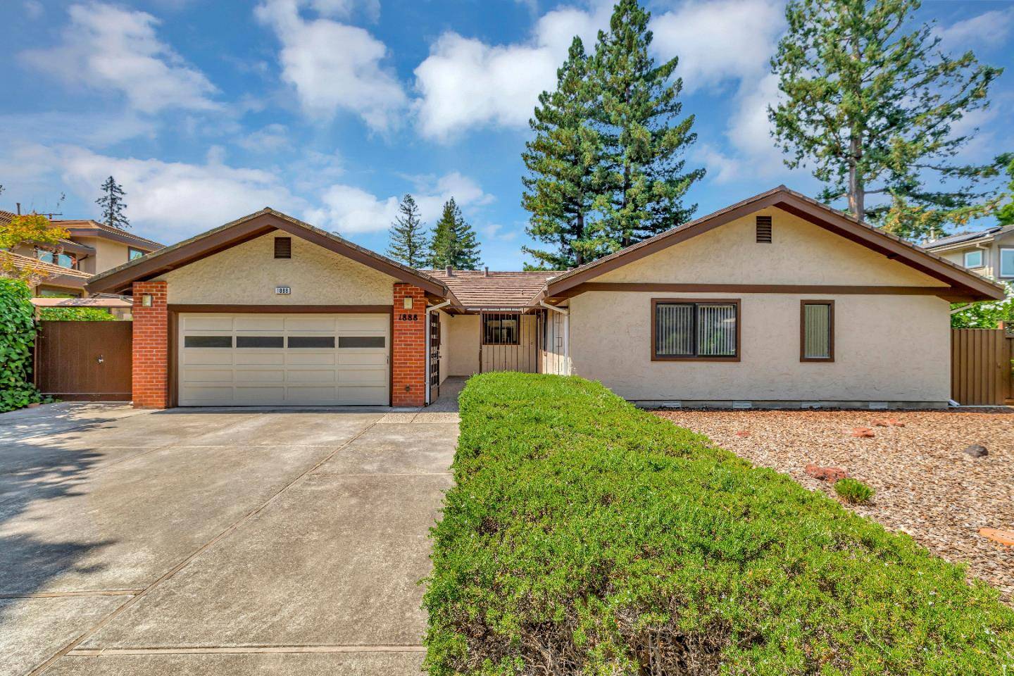 Los Altos, CA 94024,1888 Farndon Avenue