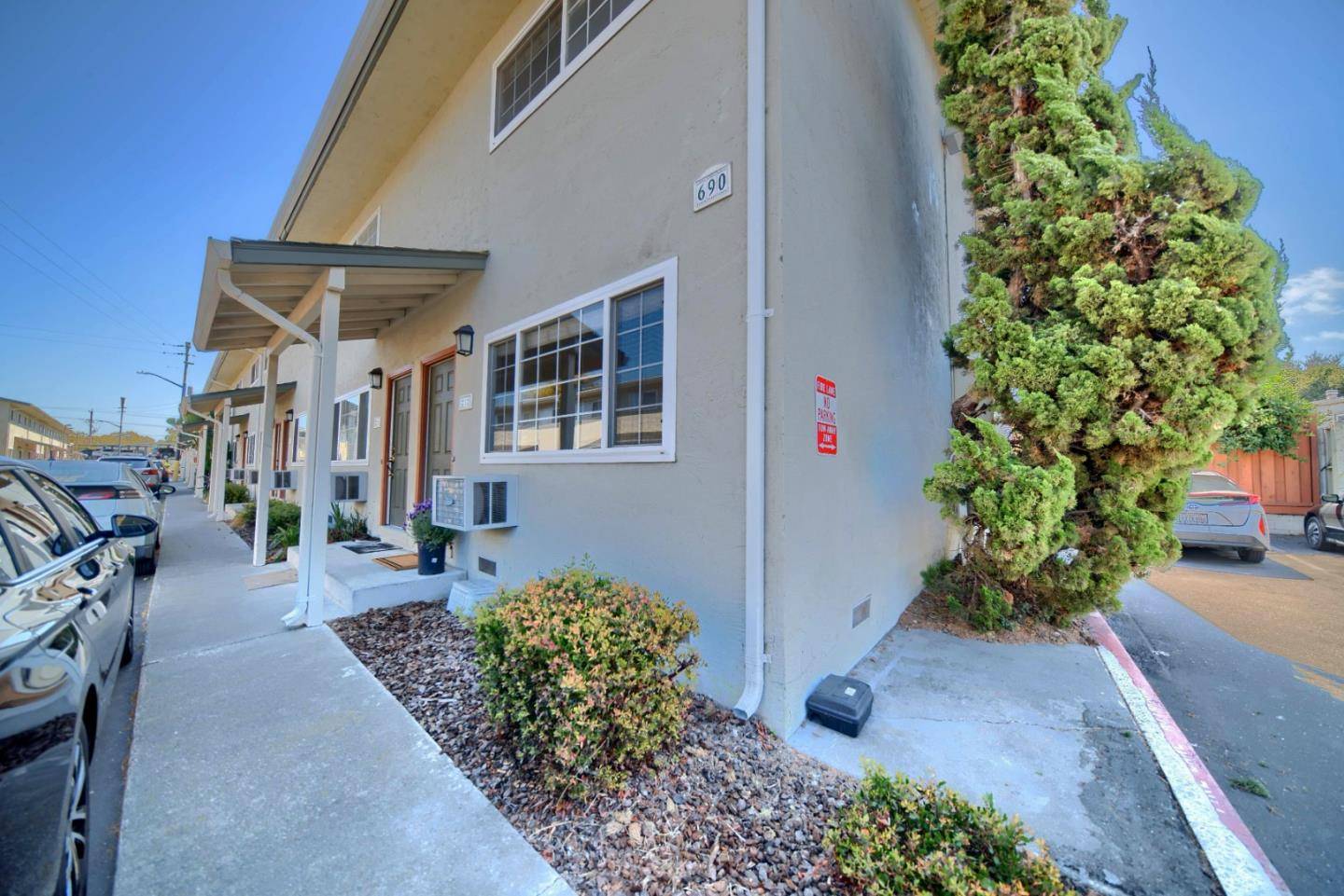 San Leandro, CA 94579,690 Fargo Avenue #1