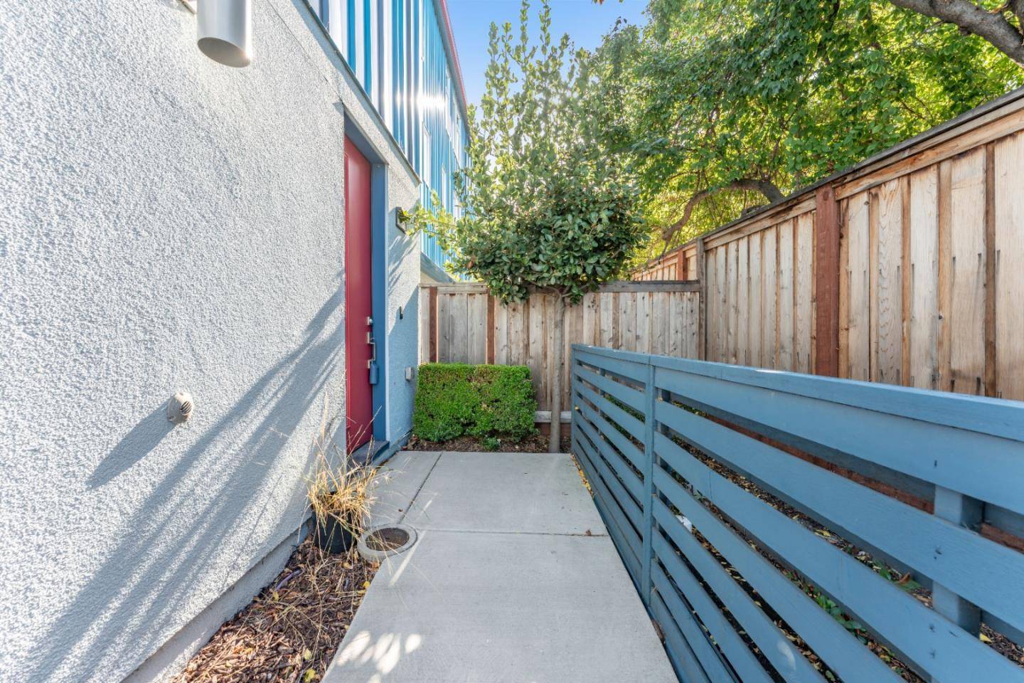 Oakland, CA 94608,975 41ST Street #135