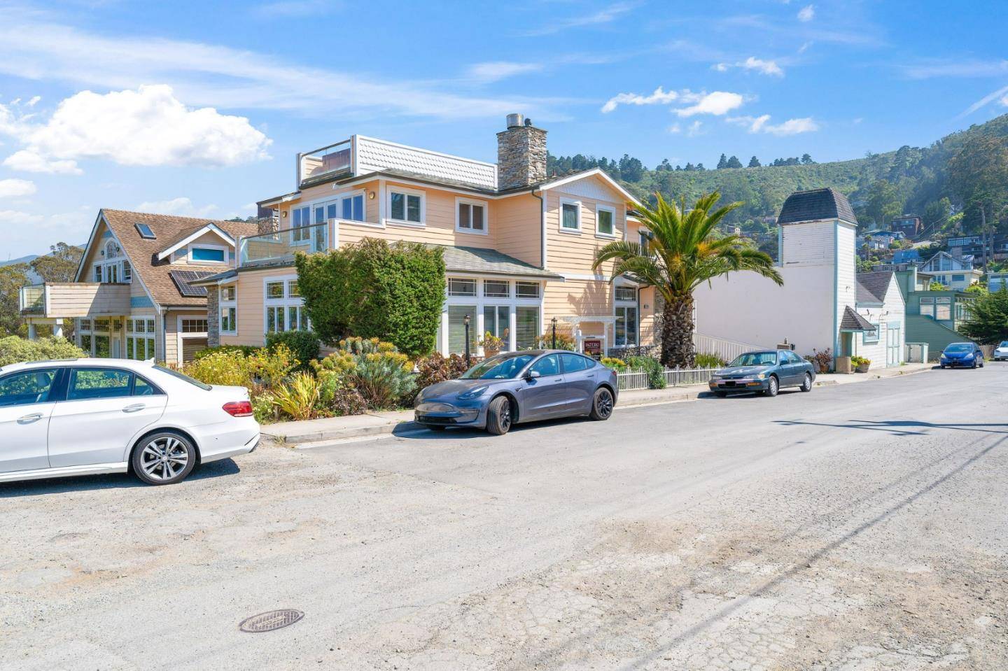 Pacifica, CA 94044,1207 Danmann Avenue