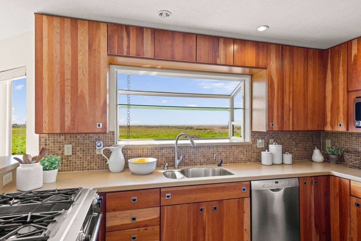 Half Moon Bay, CA 94019,861 Railroad Avenue