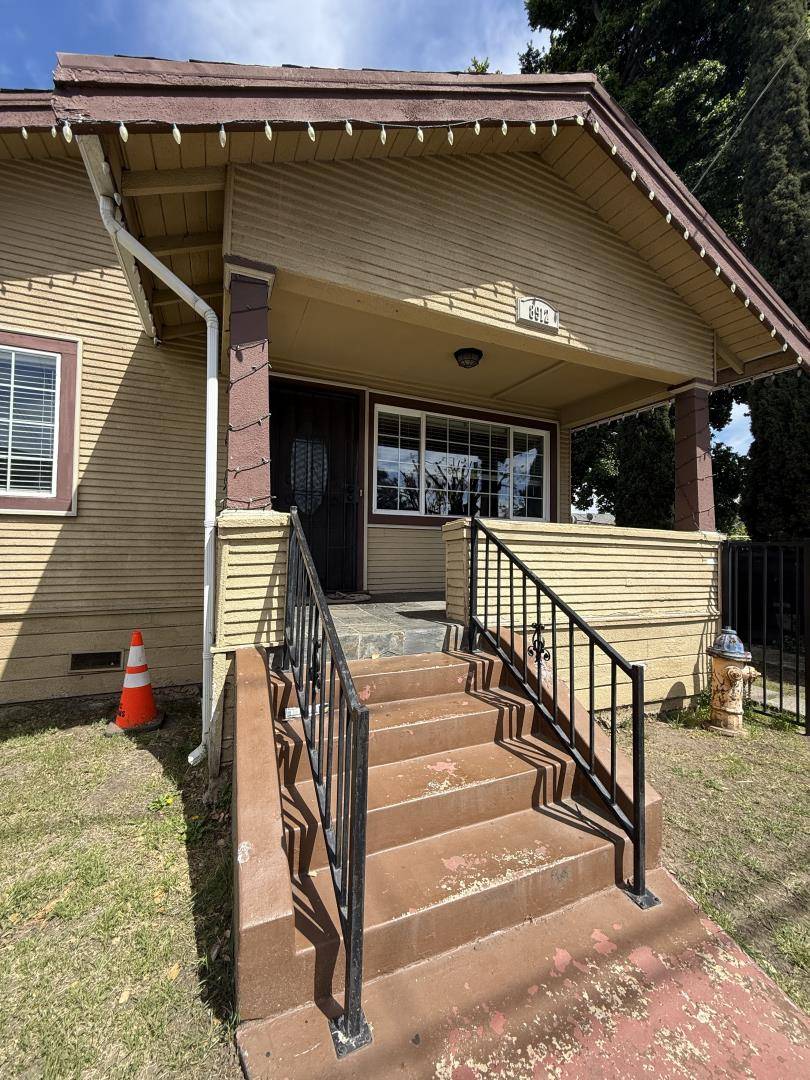 Oakland, CA 94605,8912 Dowling Street