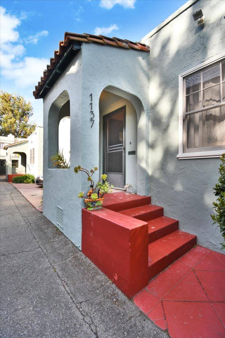 Burlingame, CA 94010,1137 Capuchino Avenue