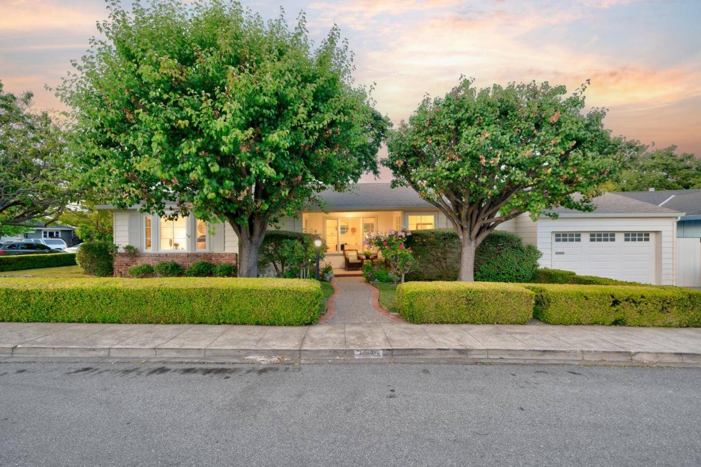 San Carlos, CA 94070,1405 Oakhurst Avenue