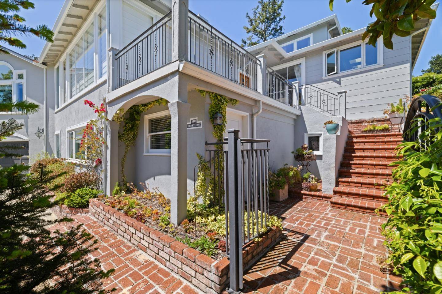 Burlingame, CA 94010,154 Los Robles Drive