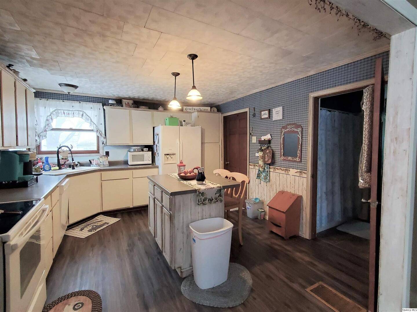 Bowen, IL 62316,102 S Belmont