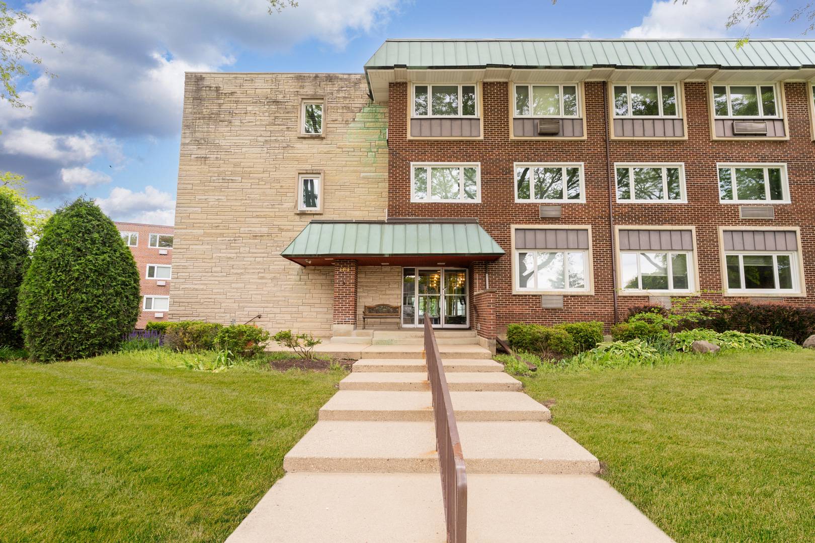Arlington Heights, IL 60004,2812 E Bel Aire Drive #202