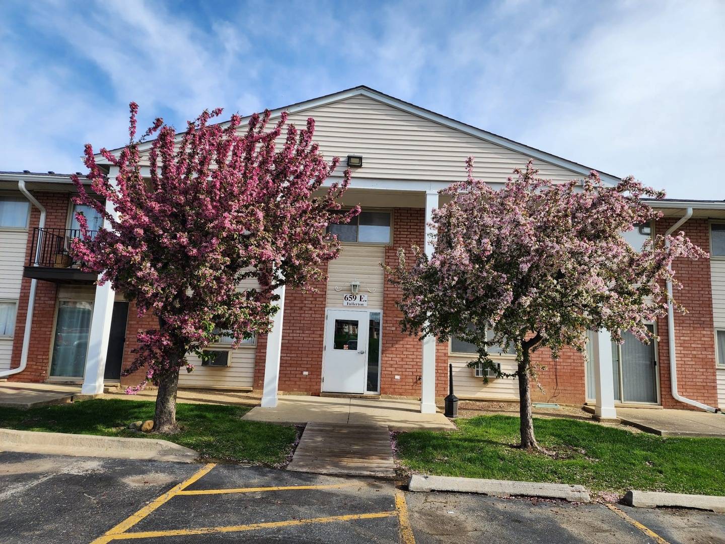 Glendale Heights, IL 60139,659 E Fullerton Avenue #201