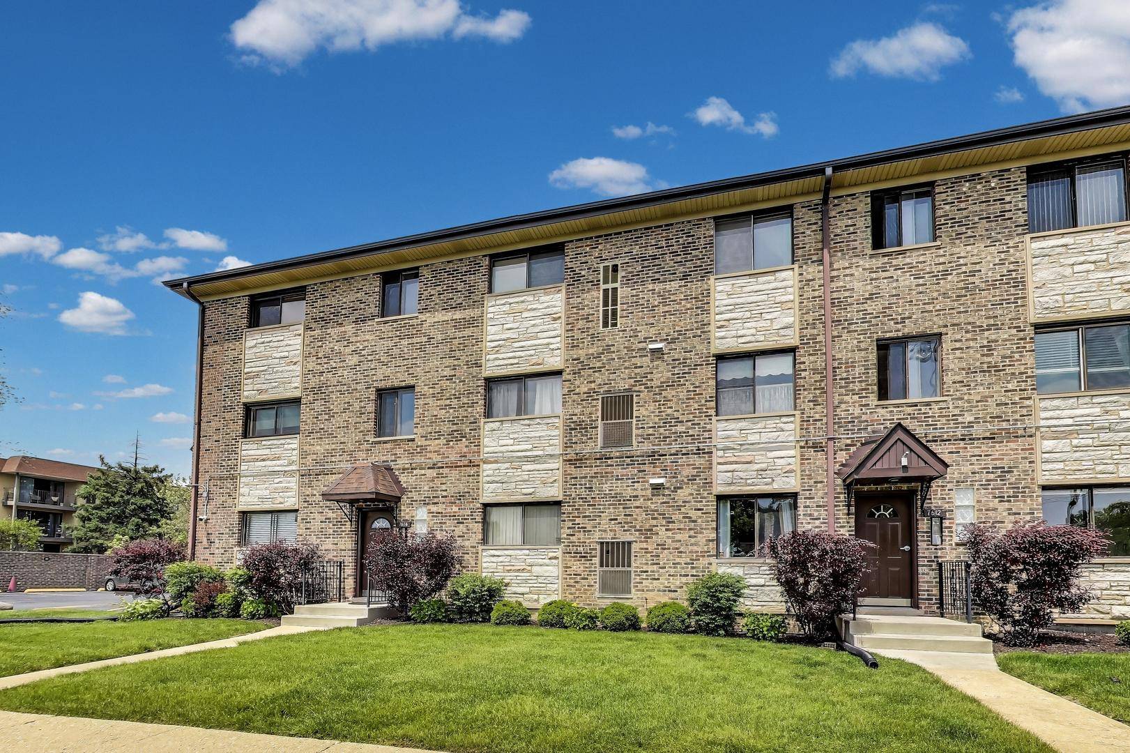 Harwood Heights, IL 60706,7616 W Lawrence Avenue #3A
