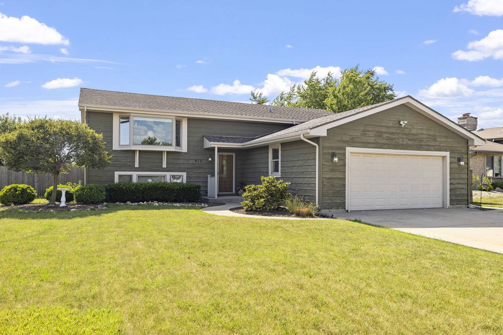 New Lenox, IL 60451,913 S Bentley Road