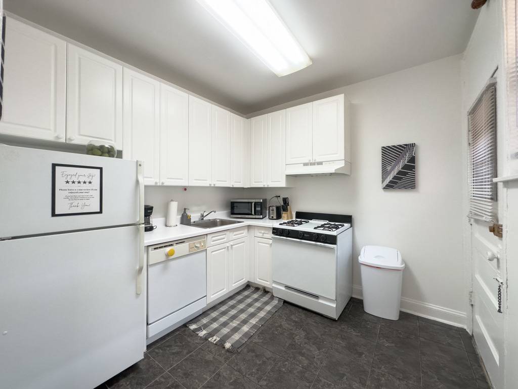 Chicago, IL 60657,637 W Cornelia Avenue #2E