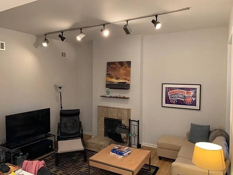 Chicago, IL 60614,918 W Fullerton Avenue #2