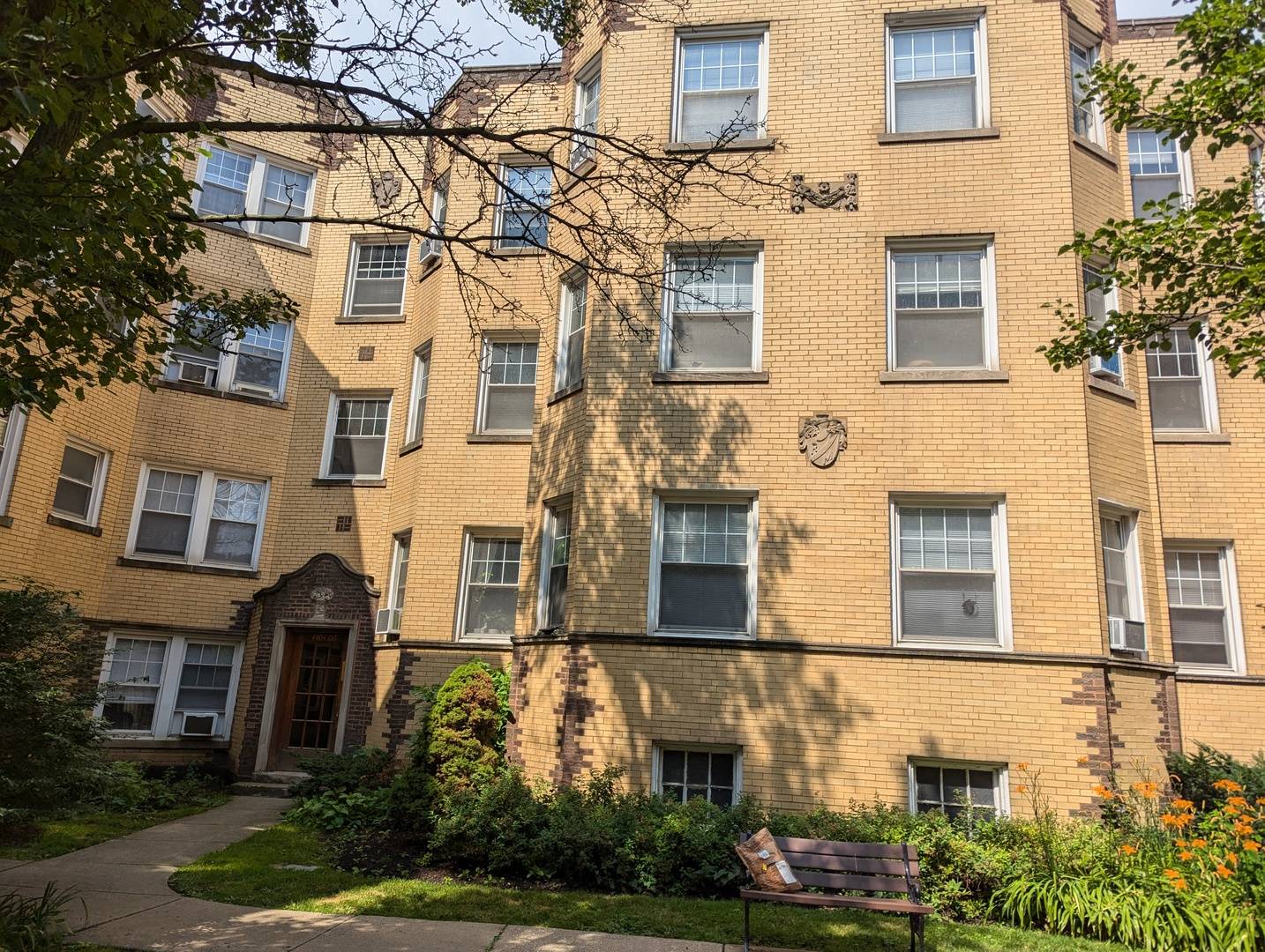 Chicago, IL 60625,4406 N rockwell Street #2
