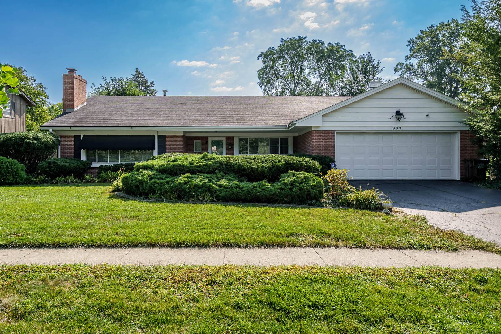 Rockford, IL 61107,909 Woodlane Avenue