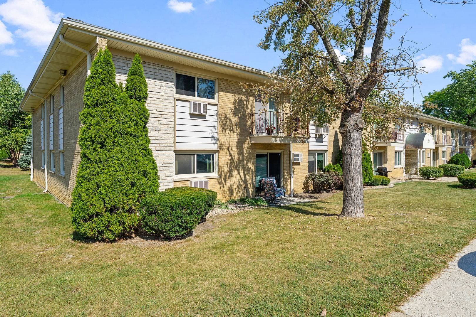 Clarendon Hills, IL 60514,550 Chase Drive #2