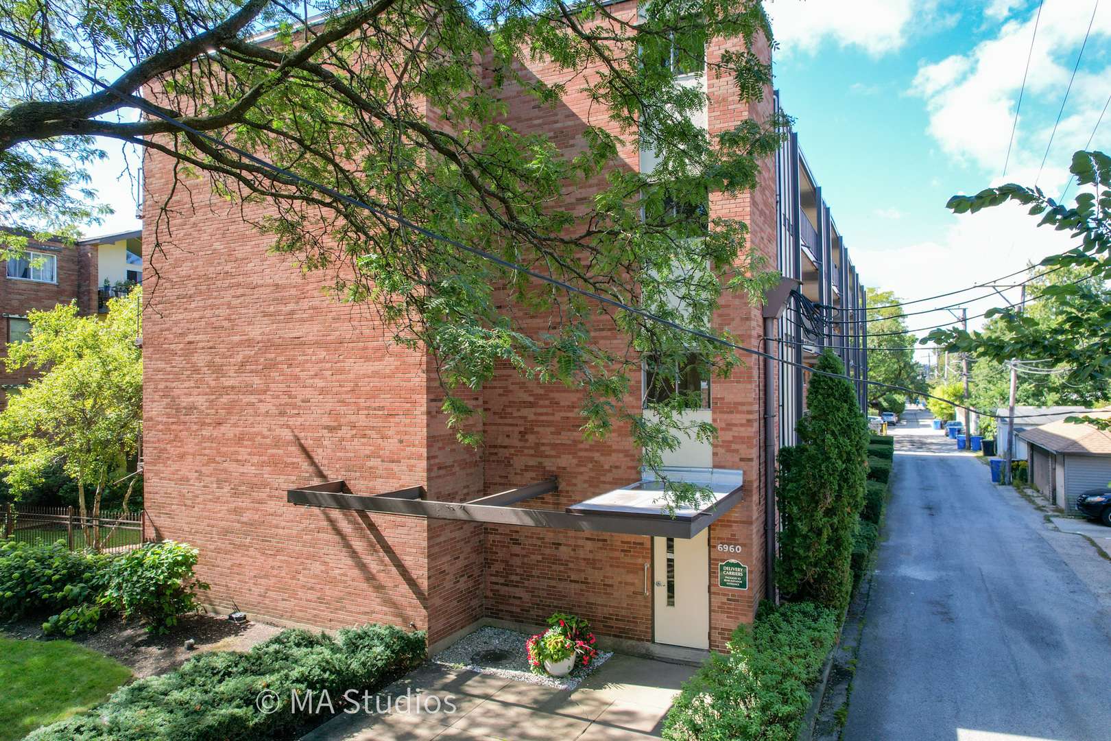 Chicago, IL 60645,6960 N Bell Avenue #208