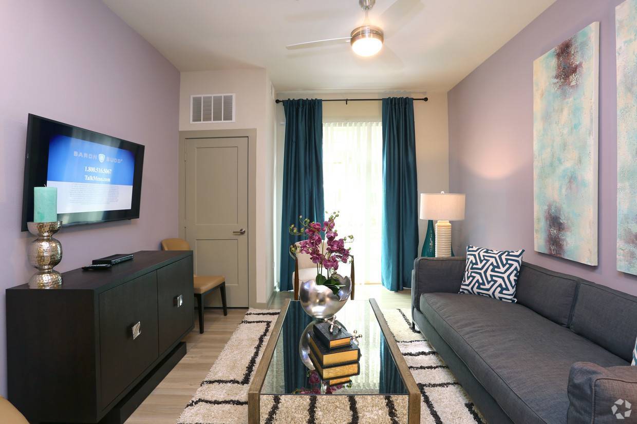 Schaumburg, IL 60173,690 E Algonquin Road #3305