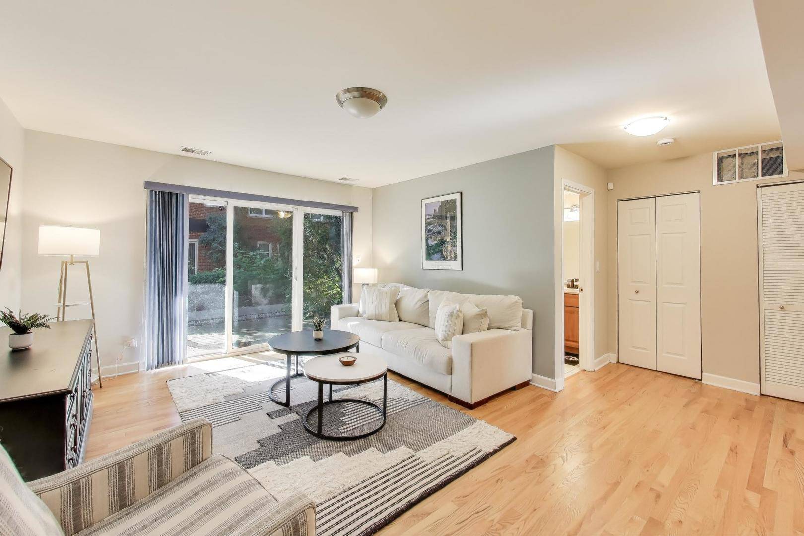 Chicago, IL 60645,6421 N Damen Avenue #1W