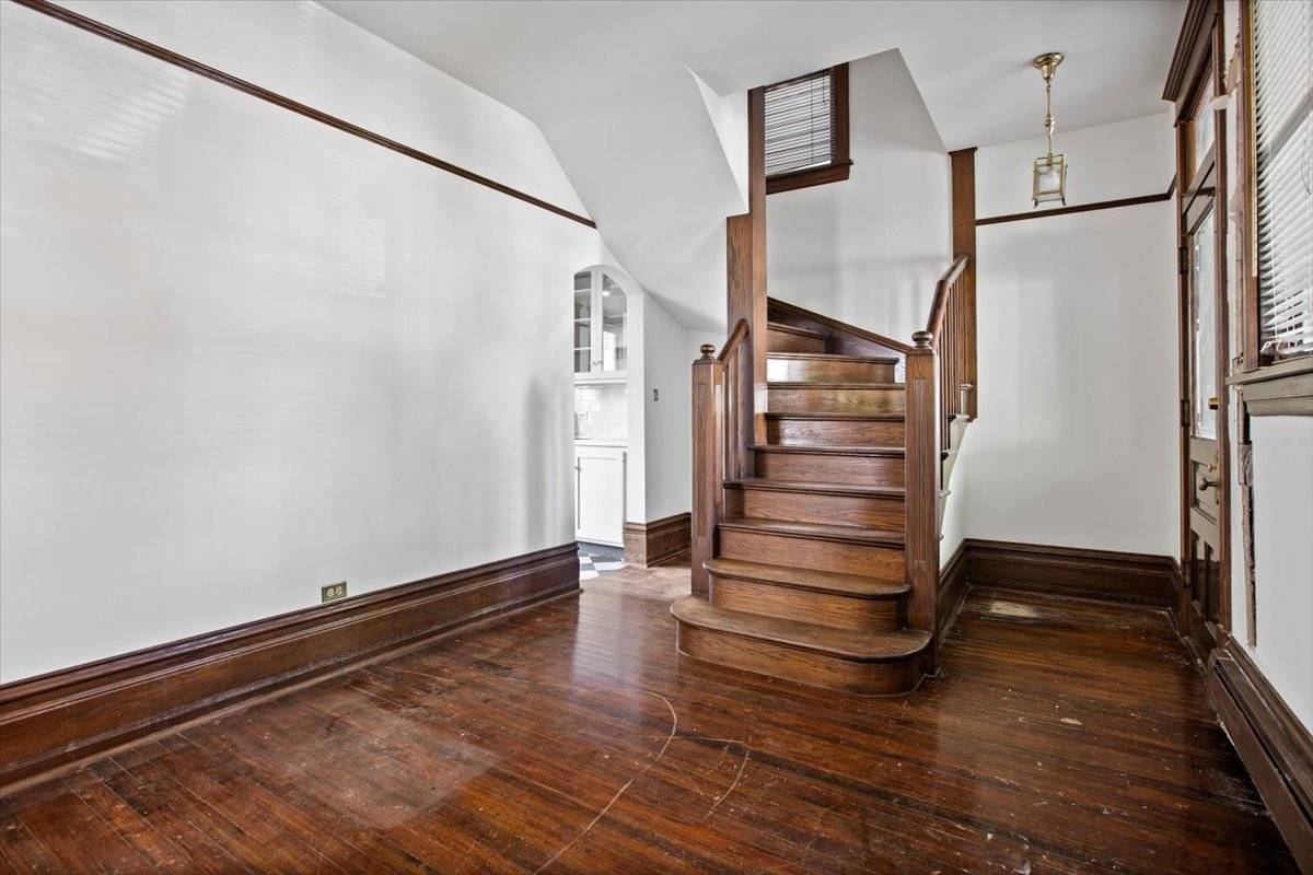 Chicago, IL 60613,1317 W Byron Street