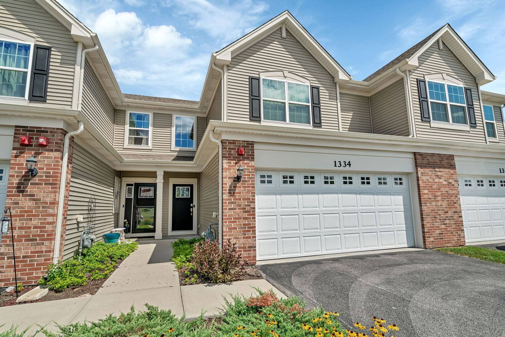 Yorkville, IL 60560,1334 Hawk Hollow Drive