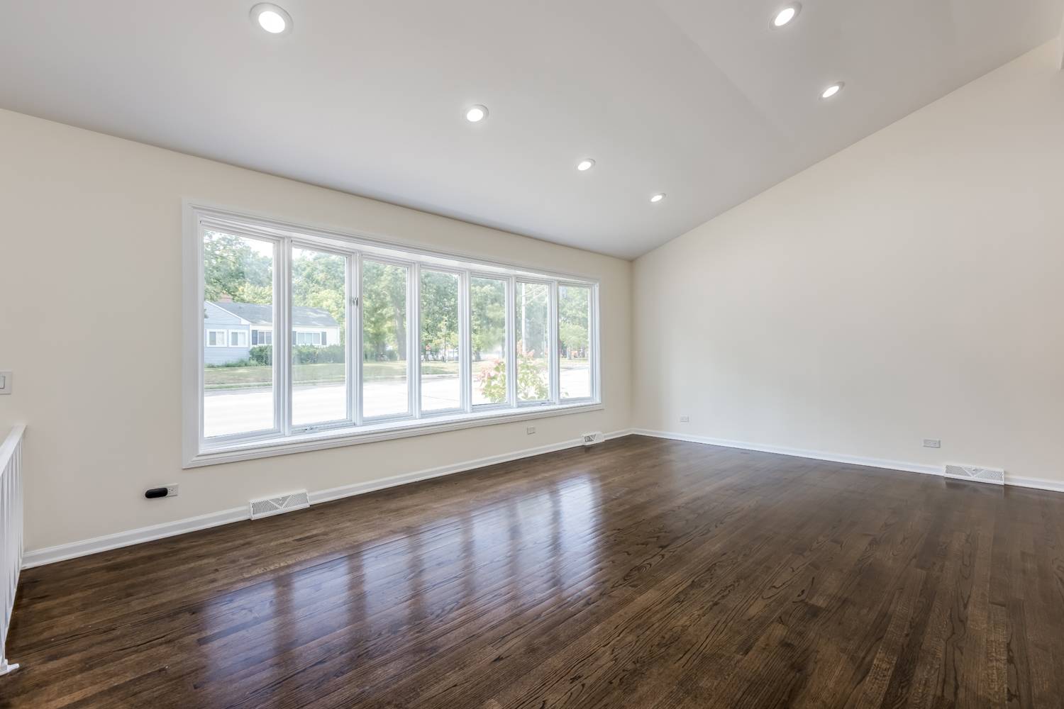 Skokie, IL 60077,8717 Gross Point Road