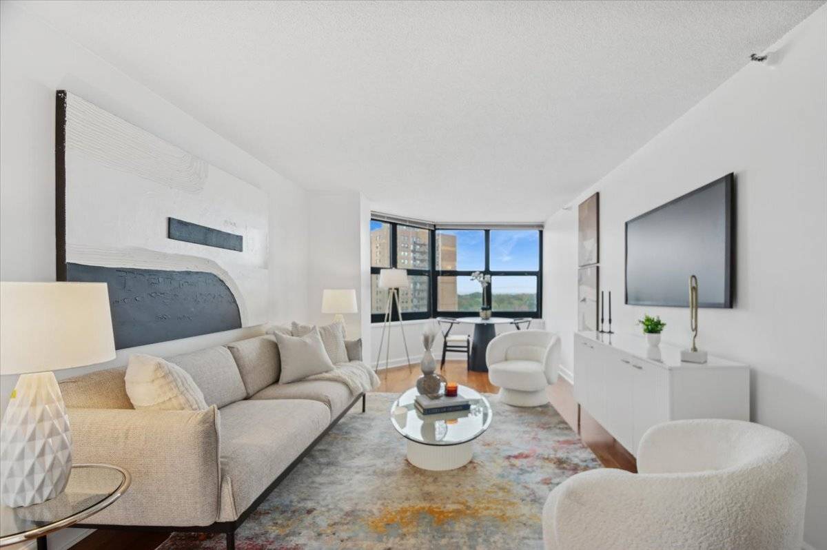 Chicago, IL 60613,3660 N Lake Shore Drive #904