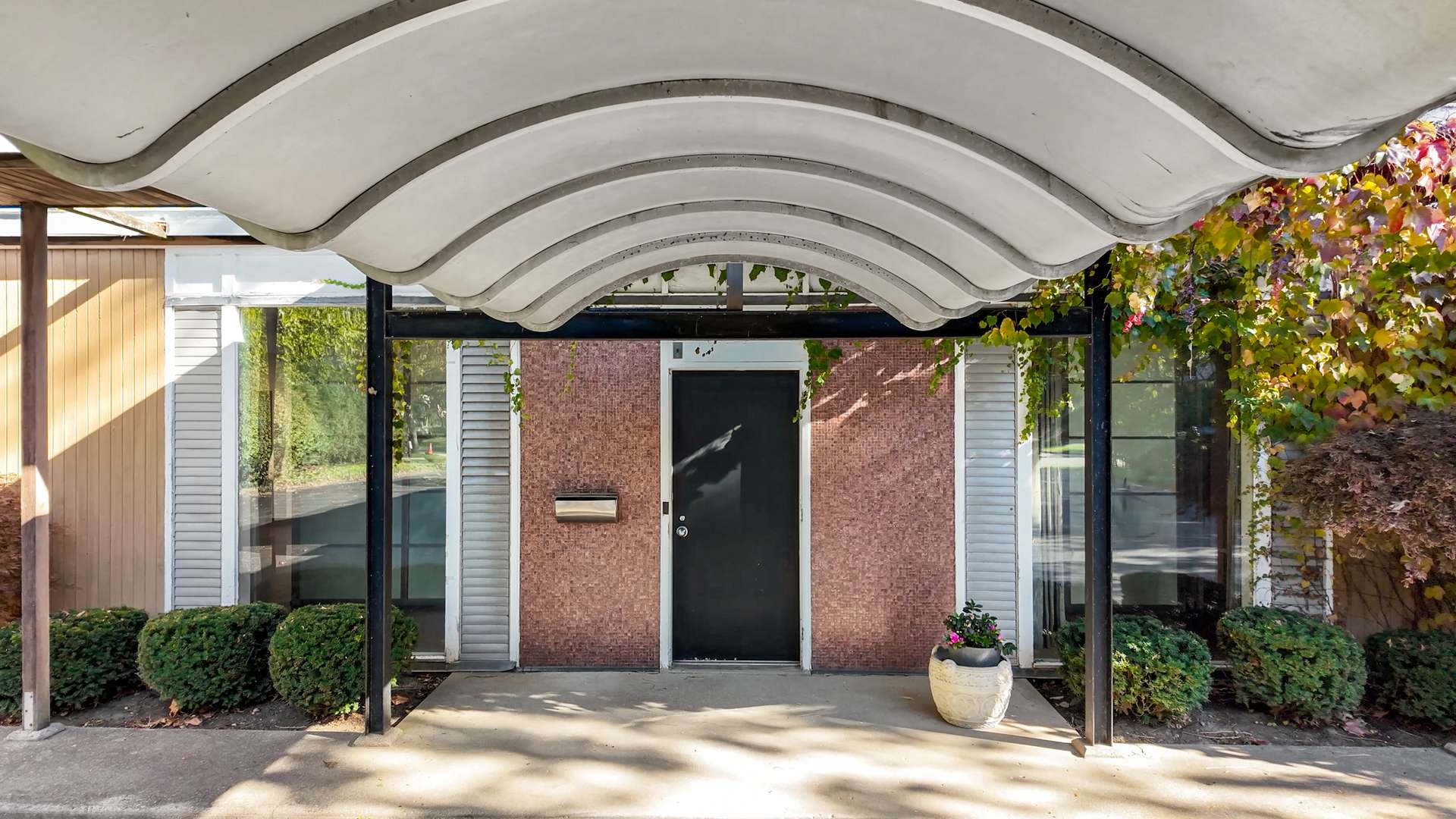 Kenilworth, IL 60043,303 Sheridan Road