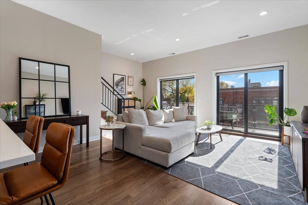 Chicago, IL 60618,2104 W Belmont Avenue #4W