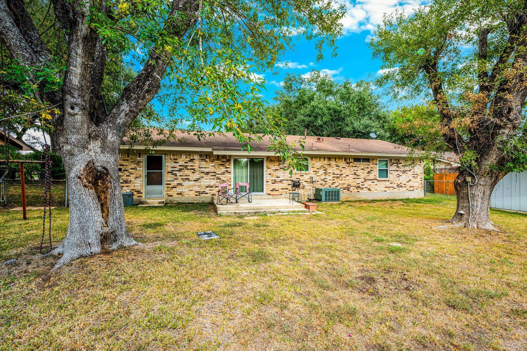 Luling, TX 78648,212 Hillview DR