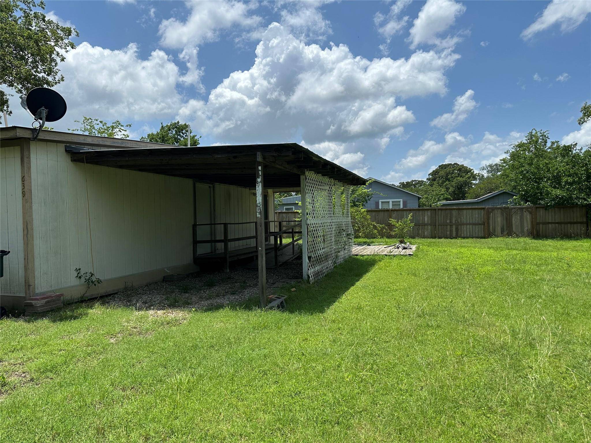 Giddings, TX 78942,639 N Manse Ave