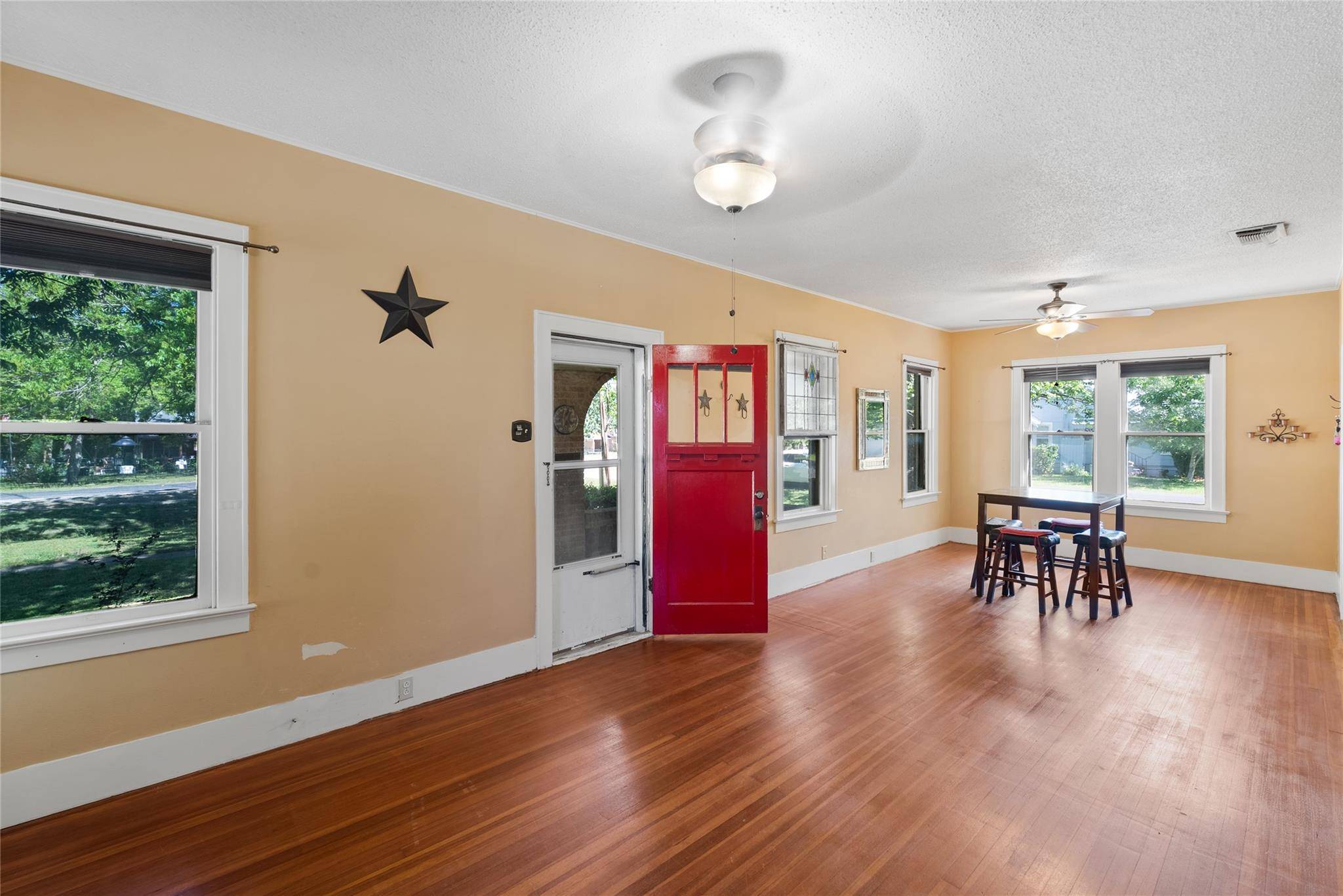 Elgin, TX 78621,215 Taylor RD