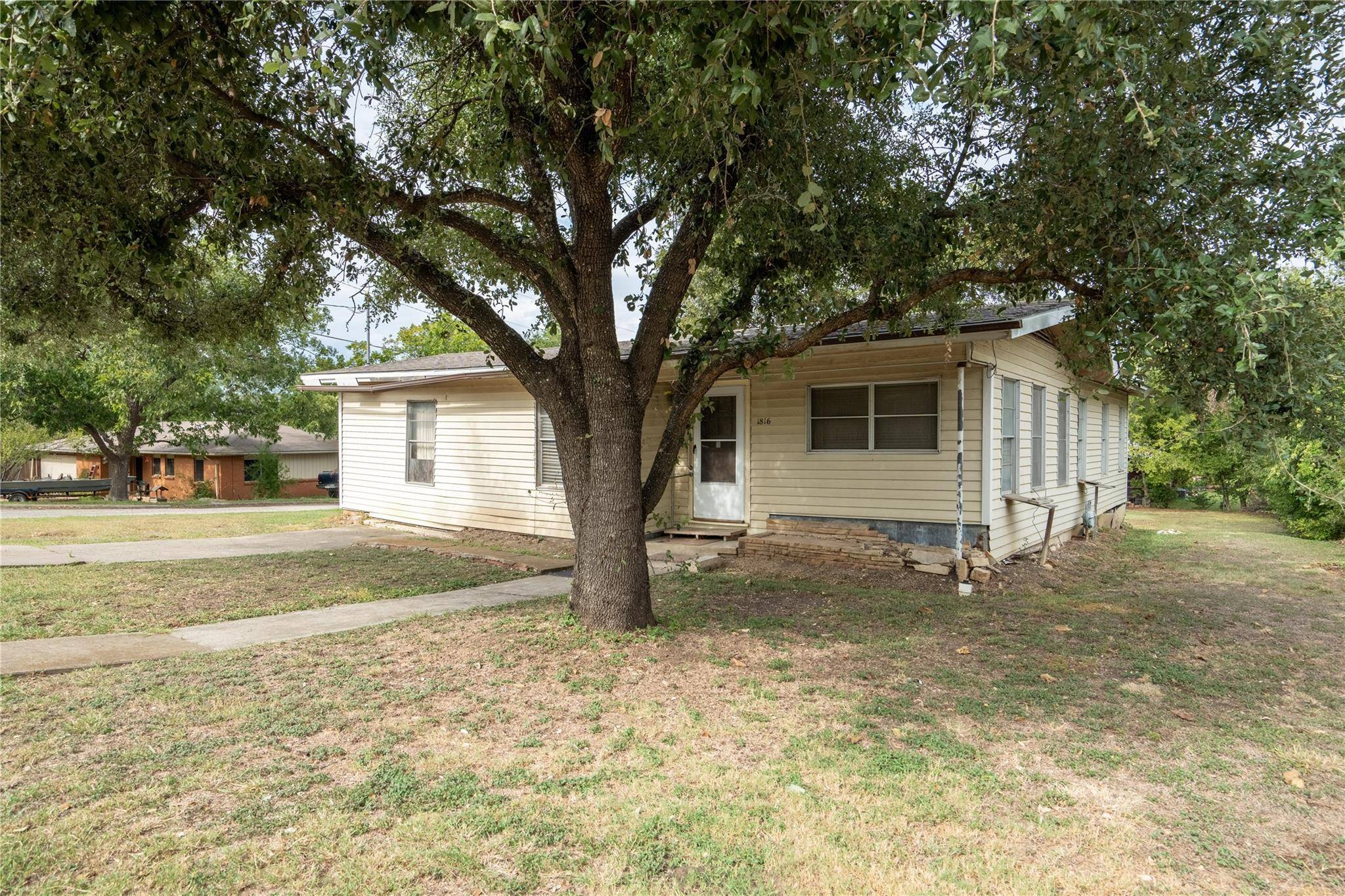 Taylor, TX 76574,1816 Davis ST