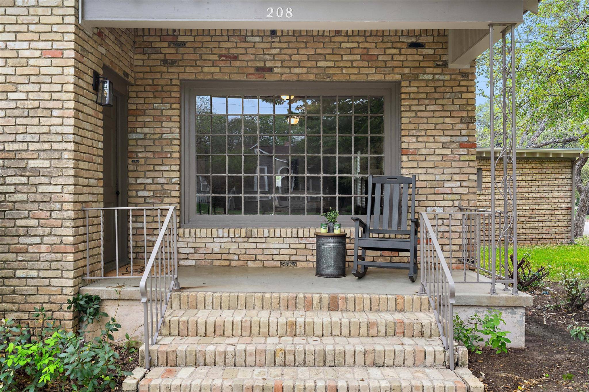 Lampasas, TX 76550,208 W 5th ST
