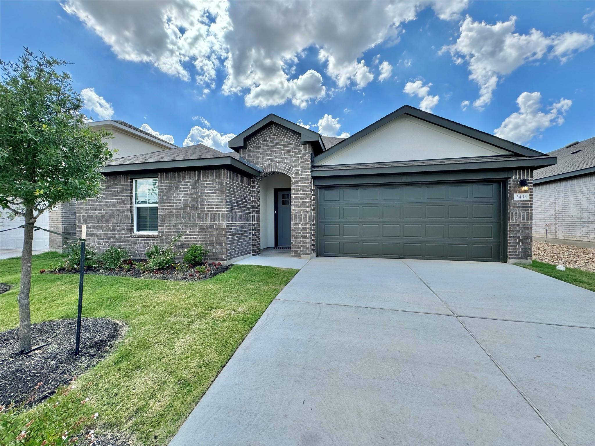 Leander, TX 78641,2433 Flank Skirt DR