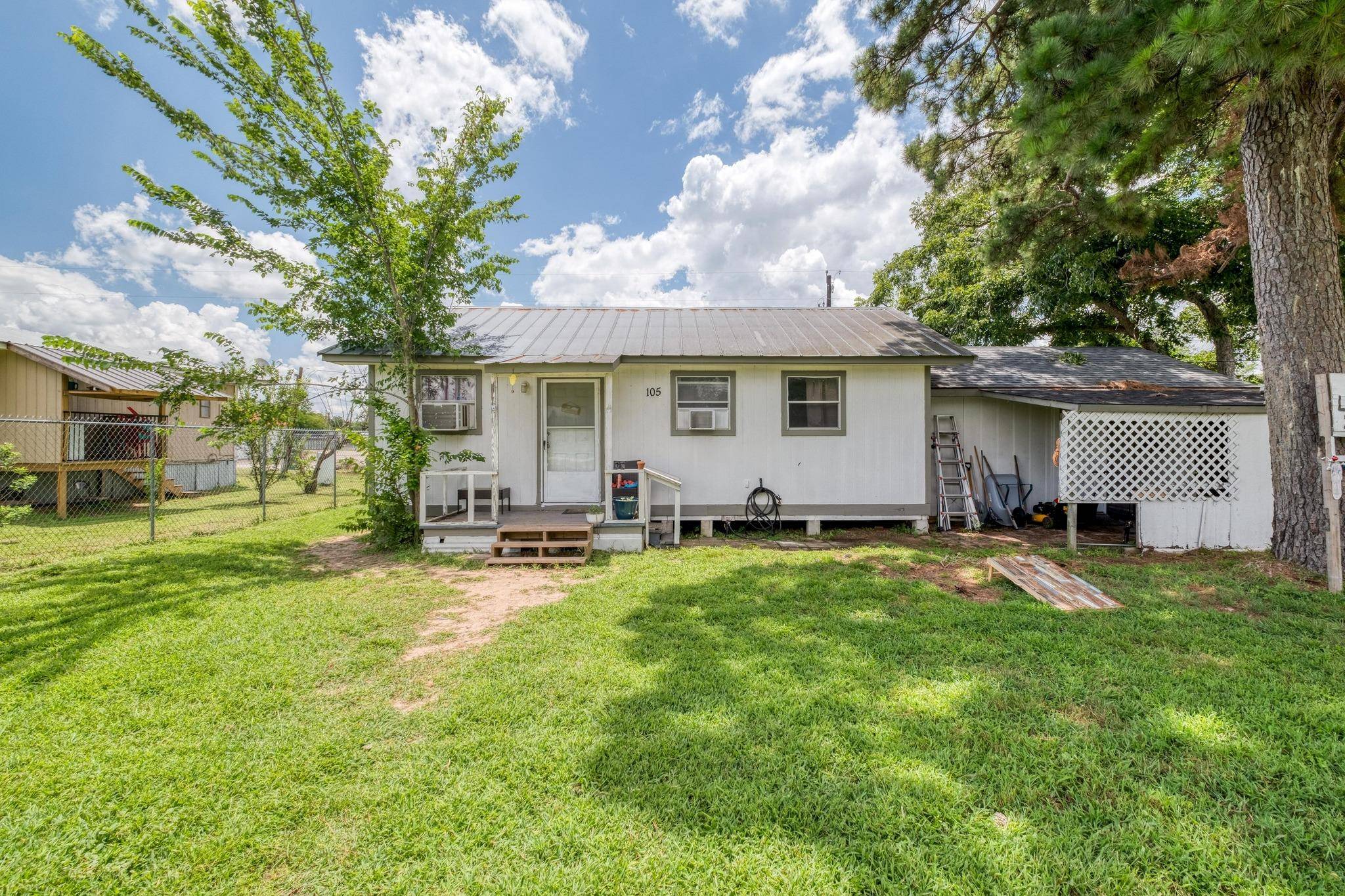 Smithville, TX 78957,105 San Jacinto ST