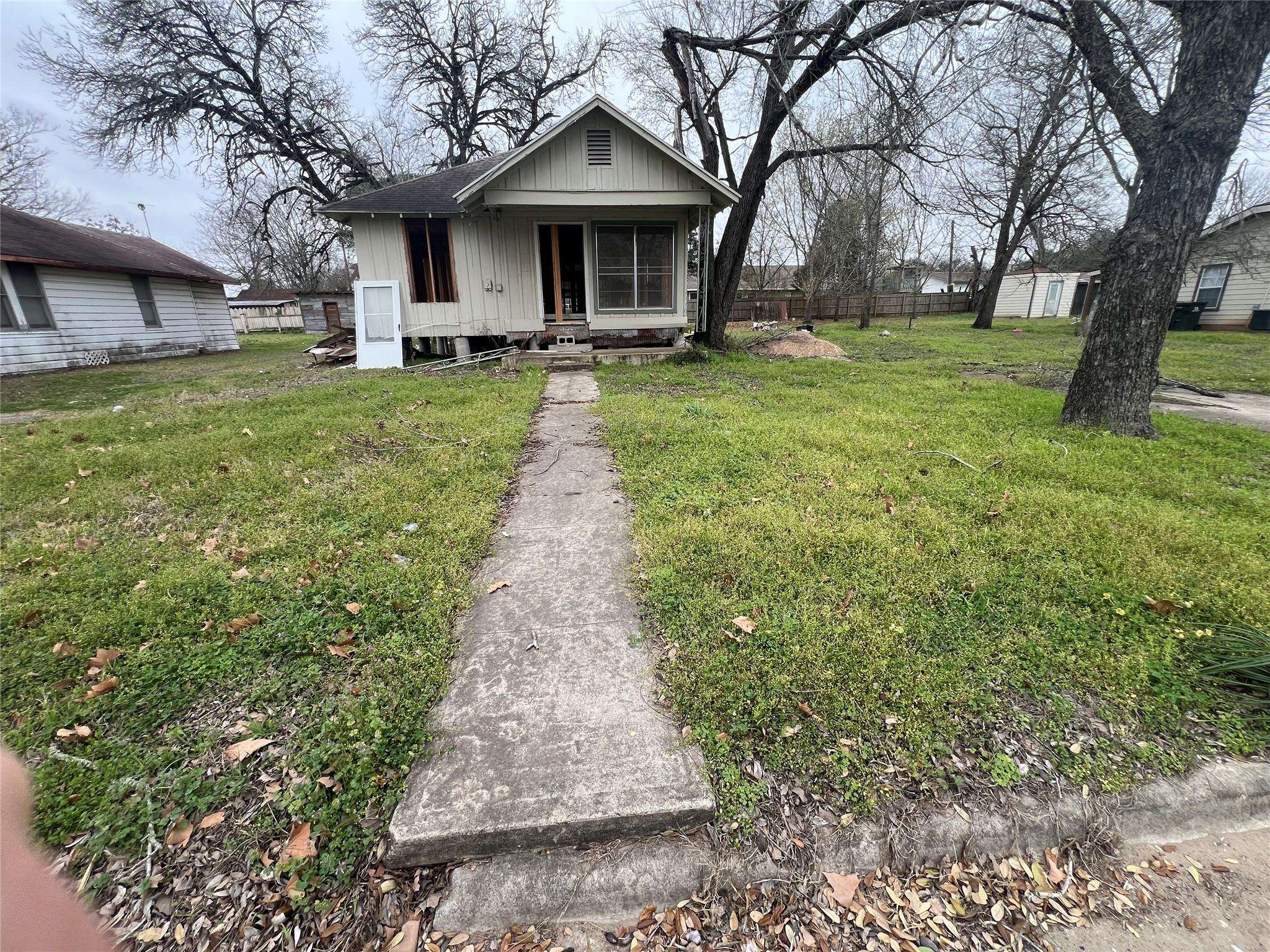 Luling, TX 78648,111 W Austin ST