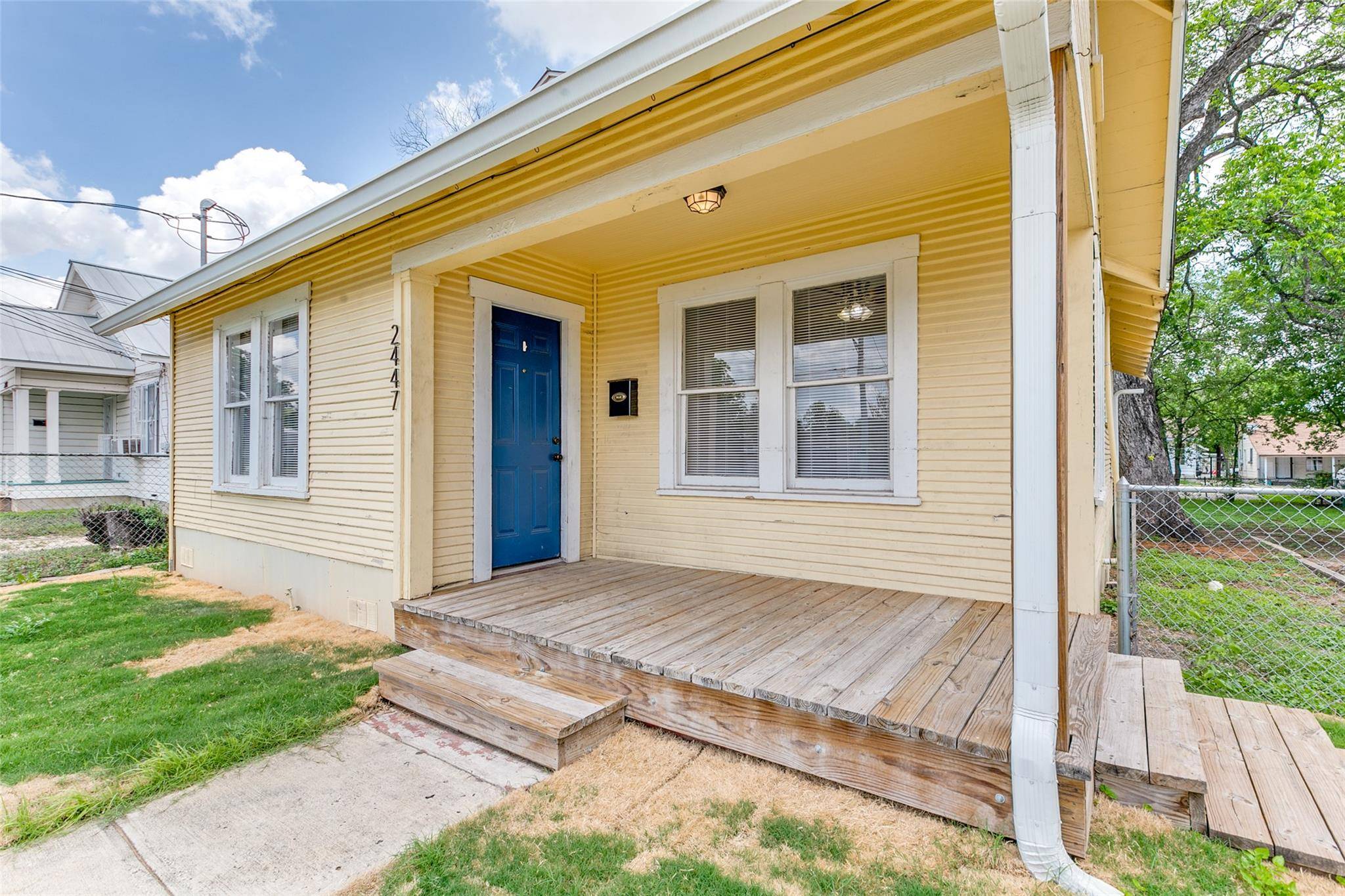 San Antonio, TX 78202,2447 E Houston ST