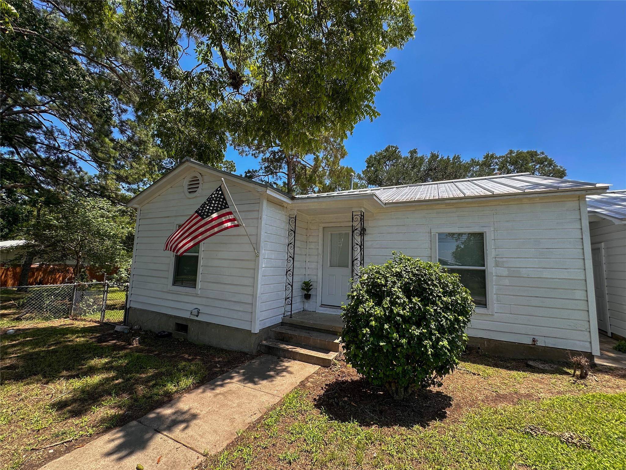 Smithville, TX 78957,407 4th Ave