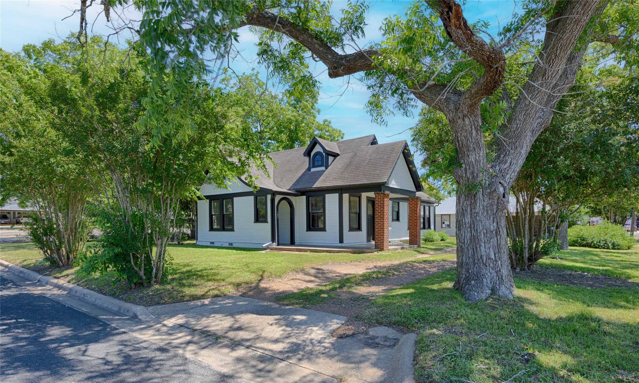 Schulenburg, TX 78956,107 N Main ST