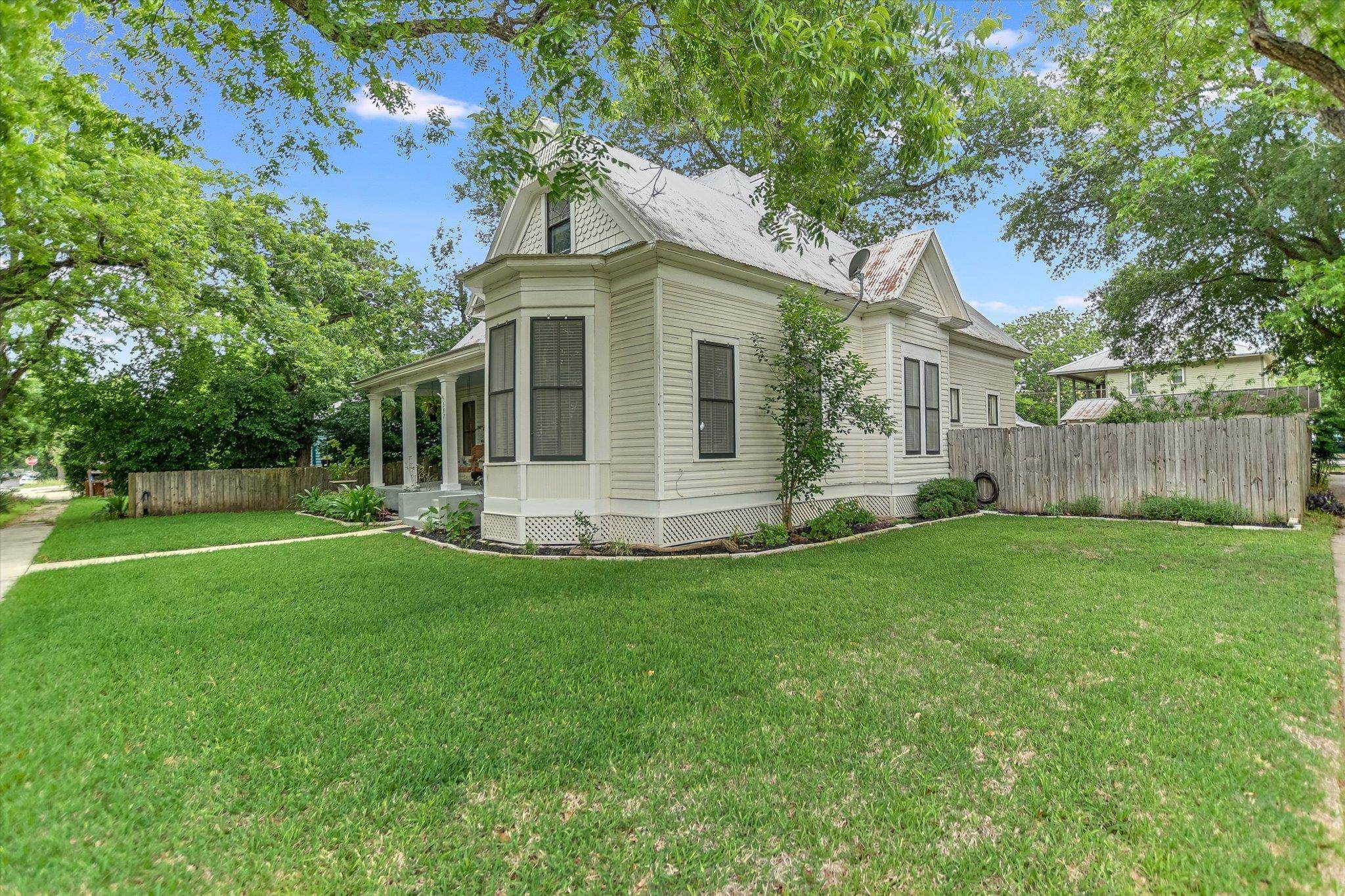 Smithville, TX 78957,307 Gresham ST