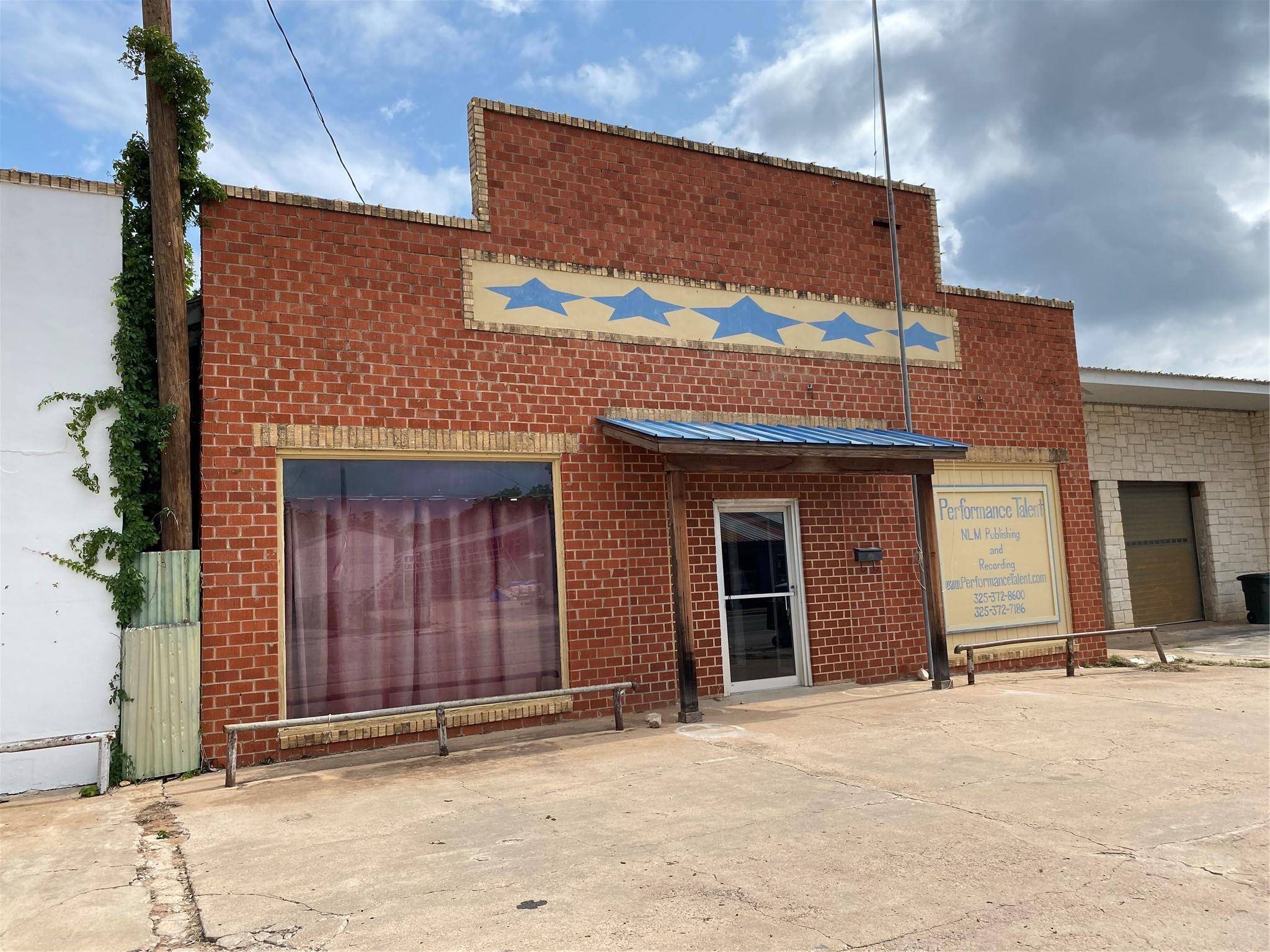 San Saba, TX 76877,111 E Wallace ST