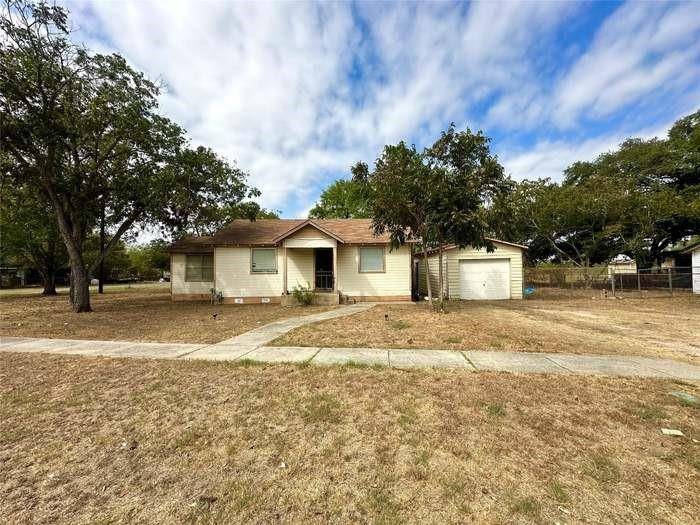 Luling, TX 78648,219 Elm Ave