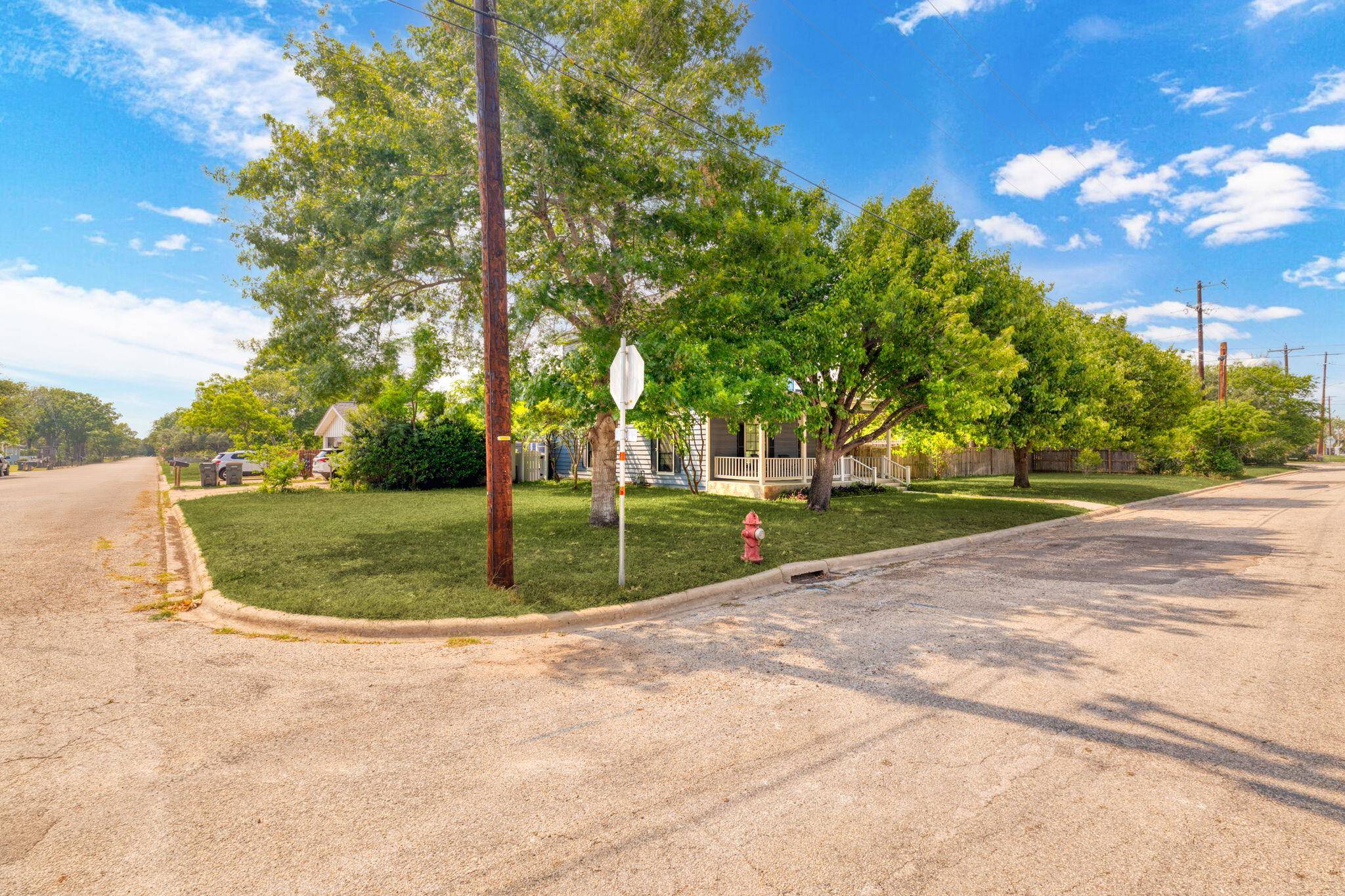 Luling, TX 78648,116 S Hackberry Ave