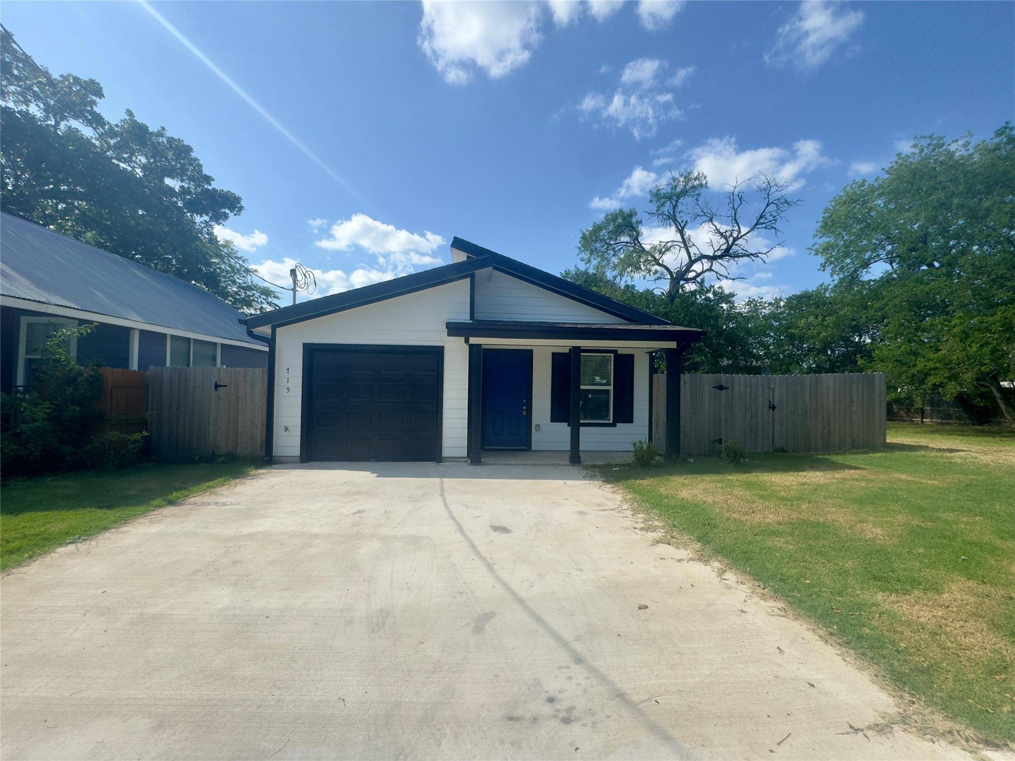 Lockhart, TX 78644,715 E Live Oak ST