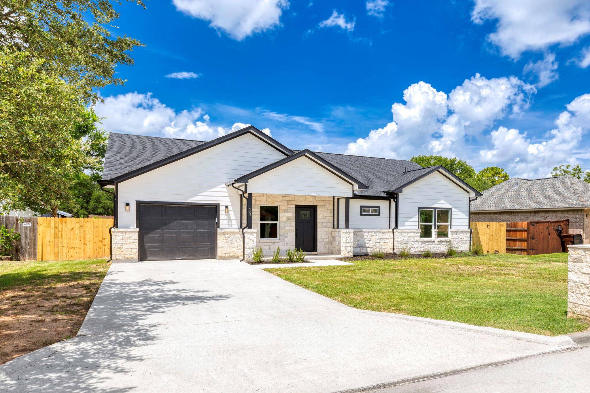 Lockhart, TX 78644,907 Fannin ST