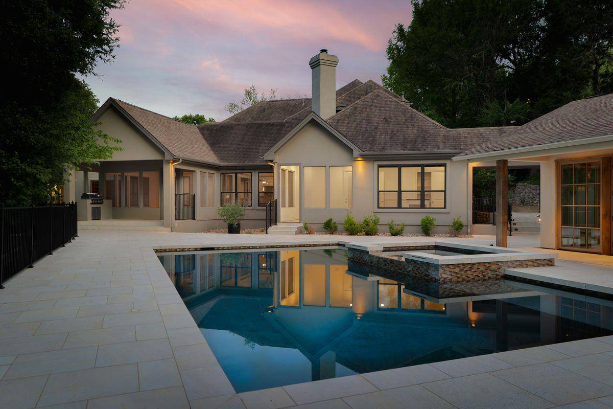 West Lake Hills, TX 78746,506 Konstanty CIR