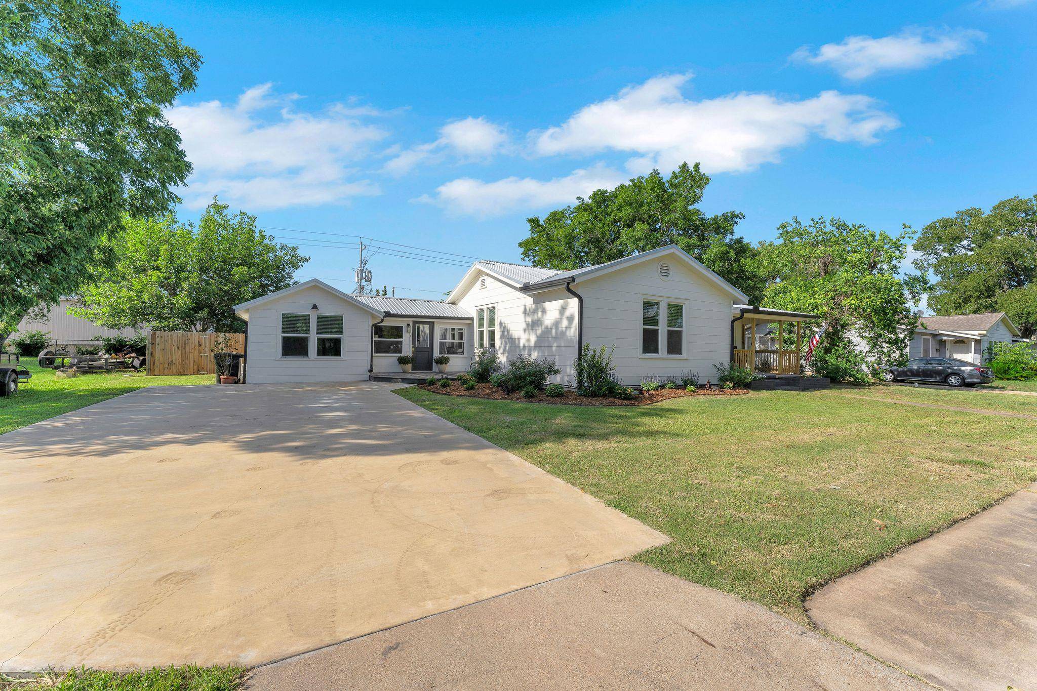 Schulenburg, TX 78956,215 Paulus ST