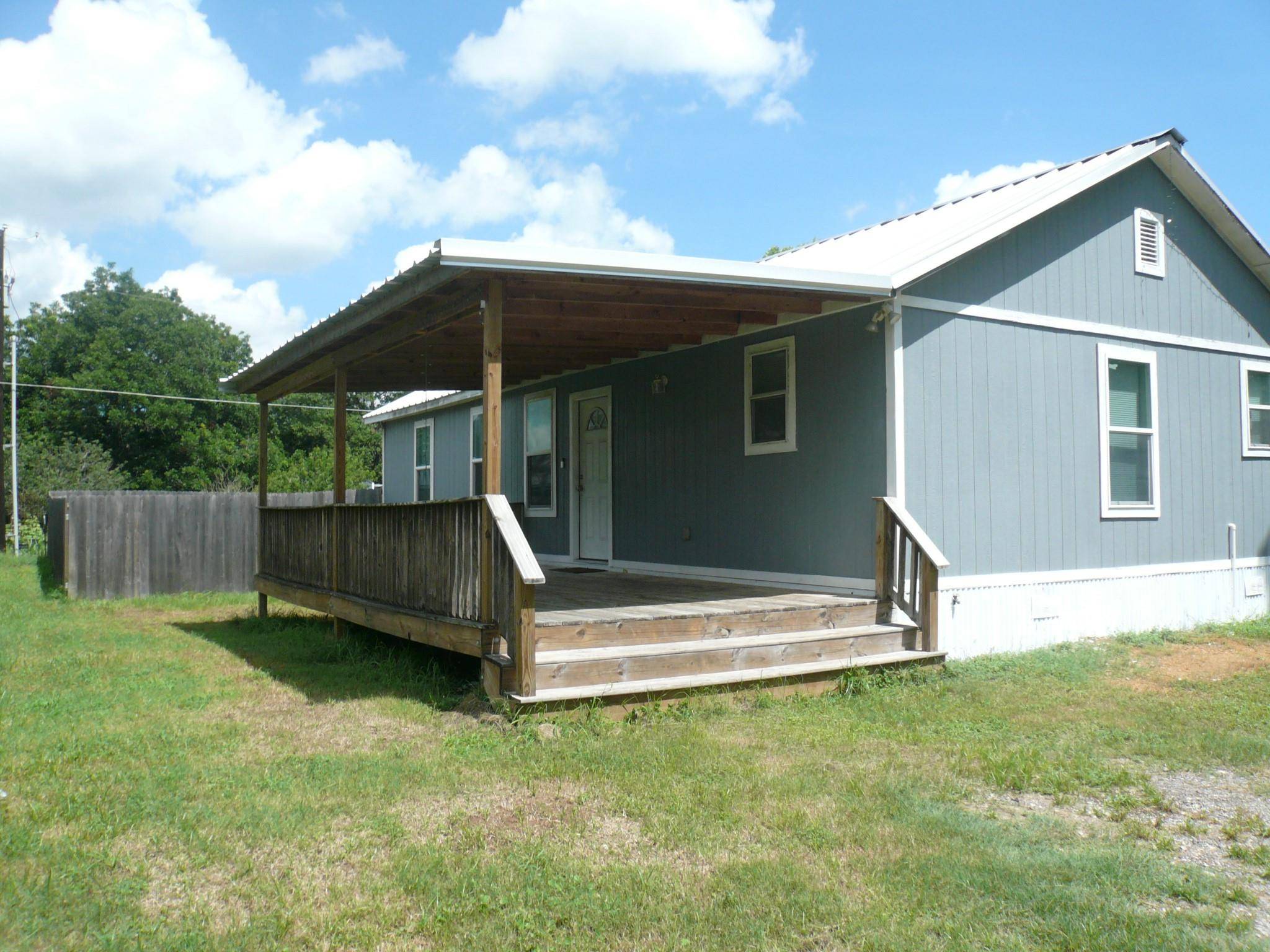 Smithville, TX 78957,502 Ross ST