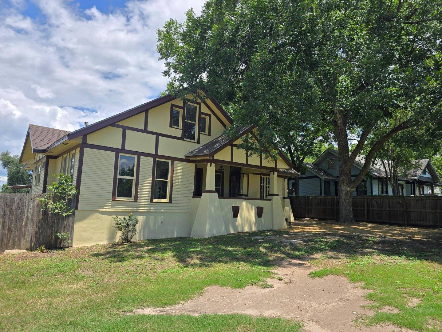 Gonzales, TX 78629,144 W Wallace ST