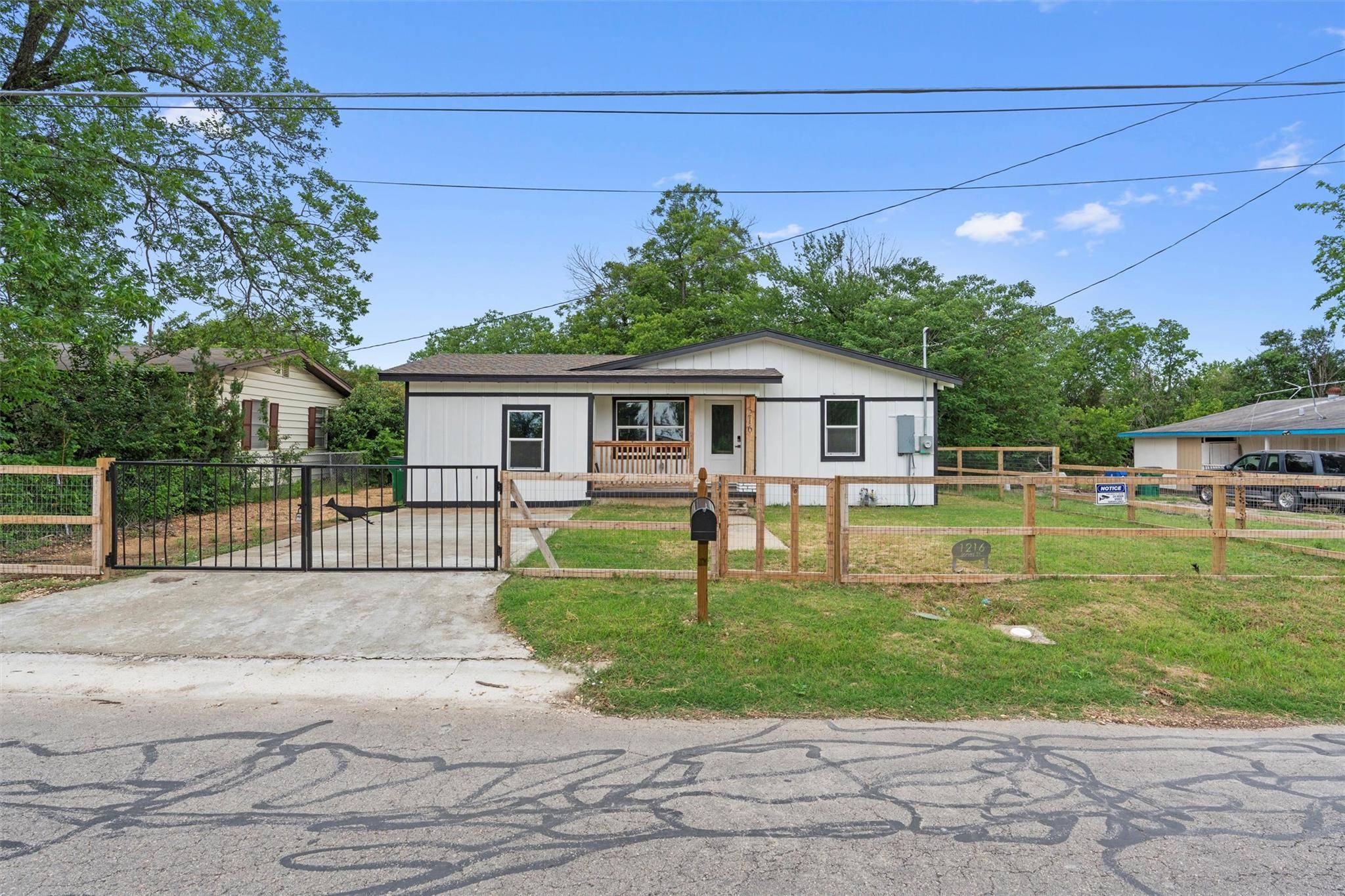 Taylor, TX 76574,1216 Jones ST
